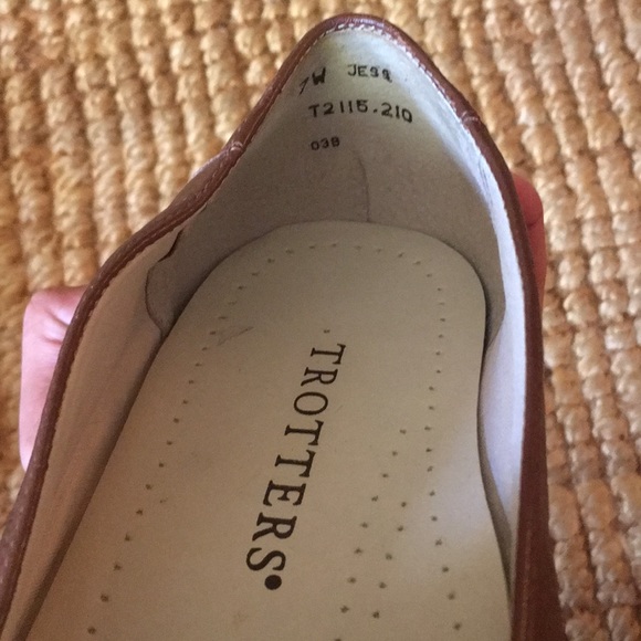 New Deanna flat by Trotters in tan - Picture 4 of 5